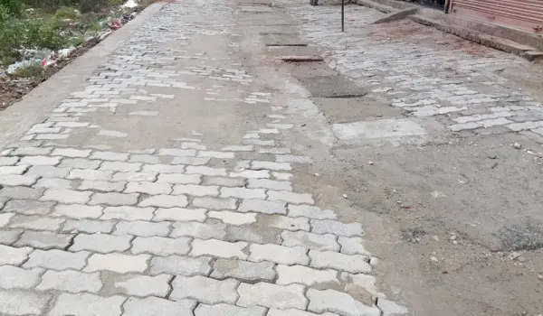 कूड़े के ढेर से जलभराव तक, इन्द्रलोक कॉलोनी में बुनियादी सुविधाएं बदहाल